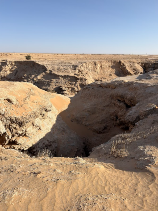 طمر بعض العيون بسبب العوامل الطبيعية