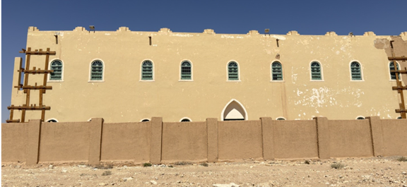 النوافذ الموجودة بالطابق الثاني للقصر