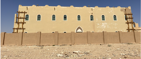 الجدار الإسمنتي المحيط المحيط بالقصر