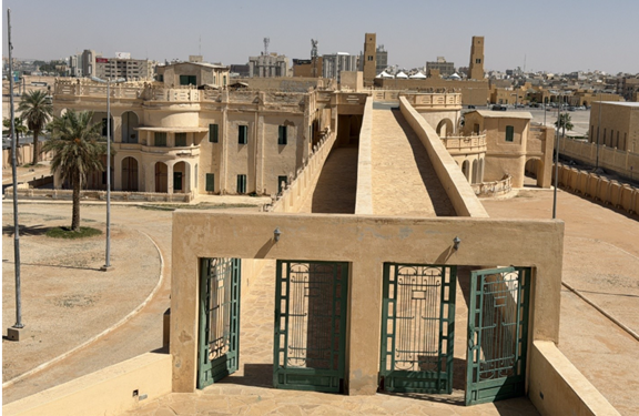 الجسر الذي يربط بين القصرين