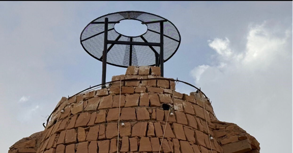 سقوط عدد من المكونات البرج العلوية (الحجار) بفعل الرياح