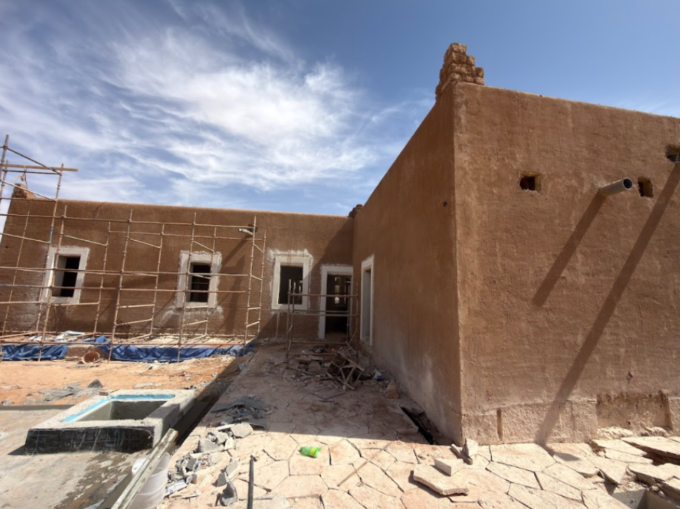 أعمال الترميم الجارية في مدرسة أشيقر التاريخية