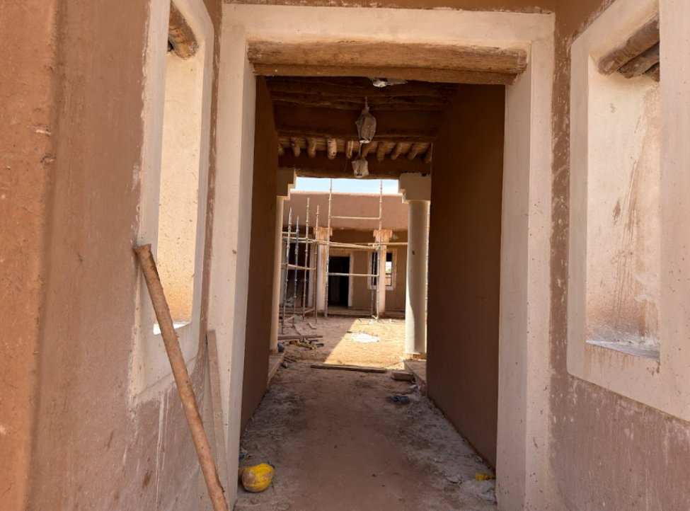 التصميم المعماري البسيط للمداخل والنوافذ والأبواب