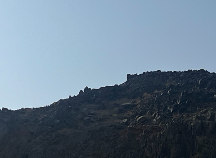 تهدم جزئي في البقايا المعمارية نتيجة العوامل الطبيعية