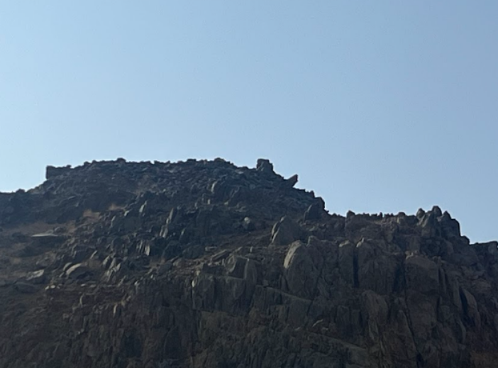 بقايا الحصن حيث تبدو المعالم غير واضحة