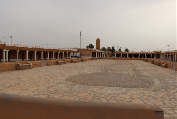 إحدى ساحتي سوق لينة التراثي
