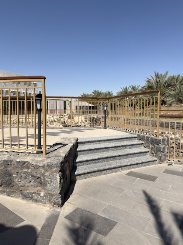 الجدار المعتّب المؤدي للبئر