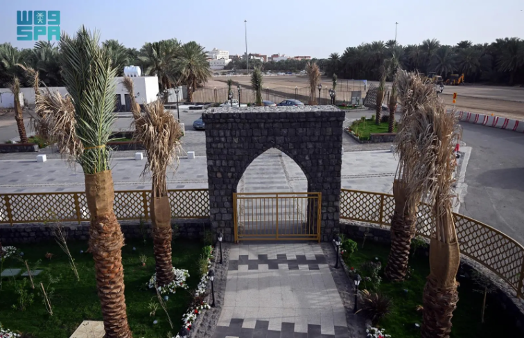المساحات الواسعة في الموقع، وما تتضمنه من مواقف للسيارات