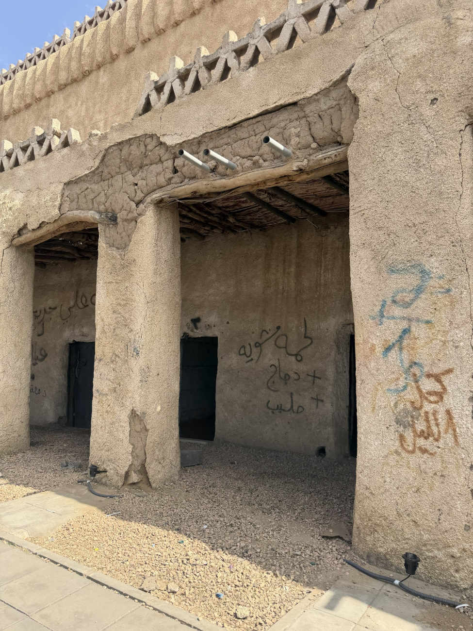 التشويه البصري (الكتابة على الجدران) في سوق أحد رفيدة التراثي