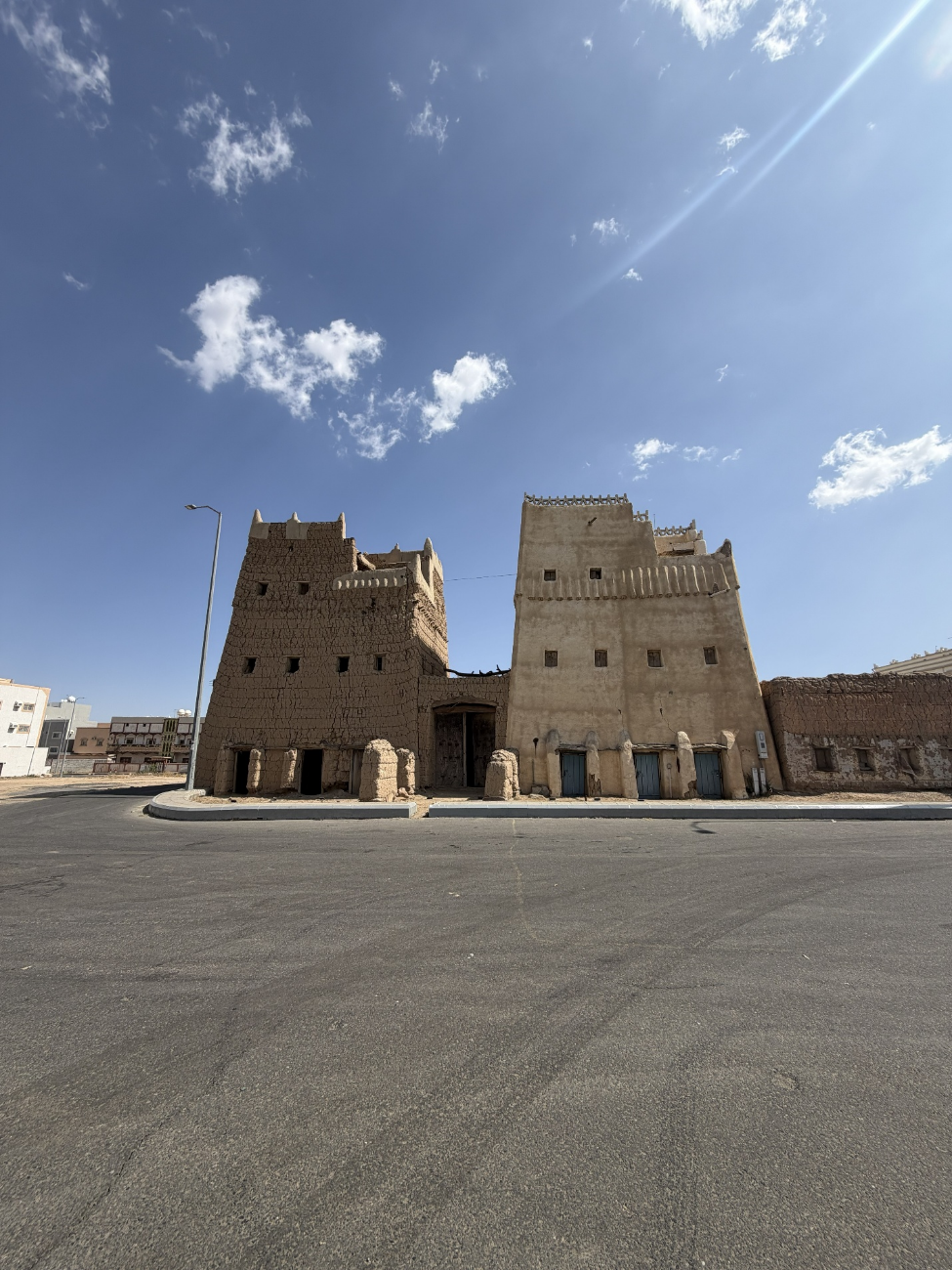 تطل مباني السوق على ساحة رئيسة واحدة