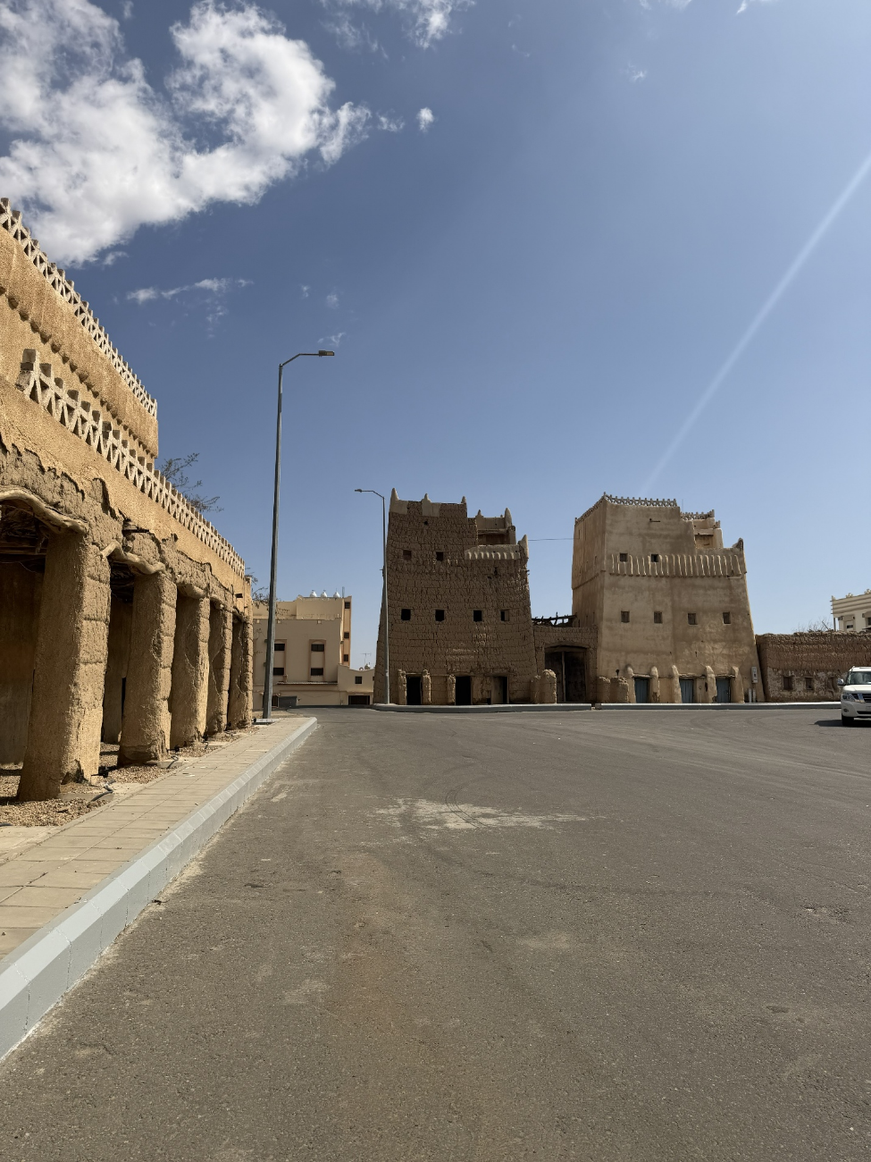 يتكون السوق التراثي من ثلاثة مبانٍ