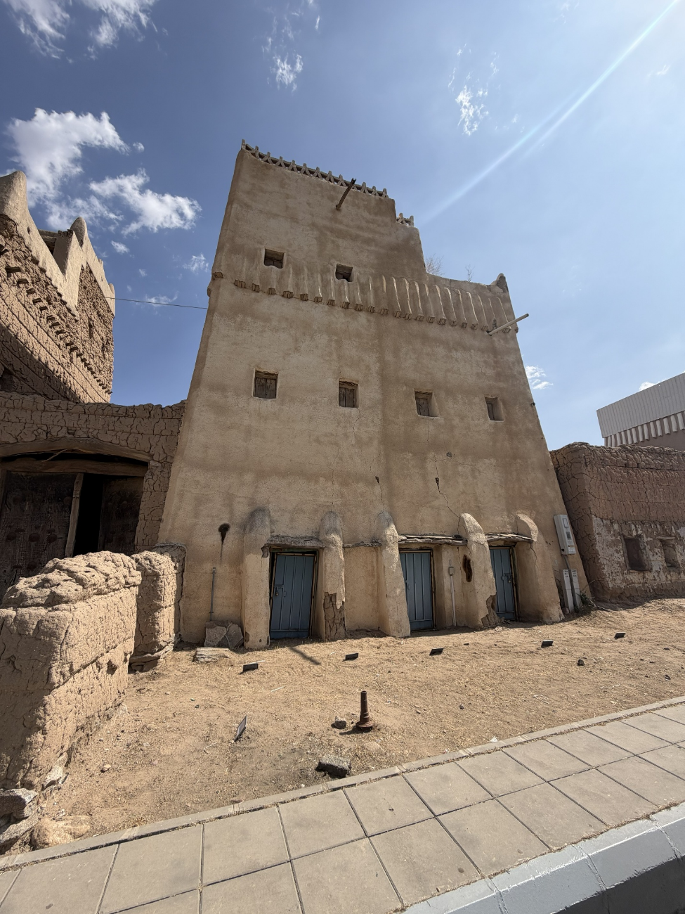 بعض المحال التجارية التي يضمها السوق