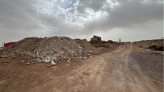 الطرق المعبّدة وغير المعبّدة المحيطة بالموقع