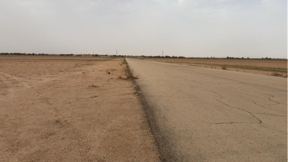 الطرق المعبّدة وغير المعبّدة المحيطة بالموقع