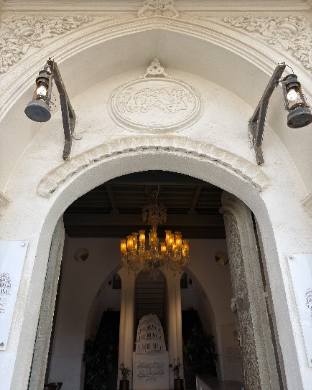 الزخارف الجصية التي تميز البوابة