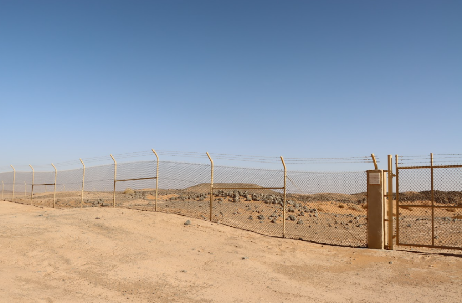 السياج الشبكي المحيط بالموقع