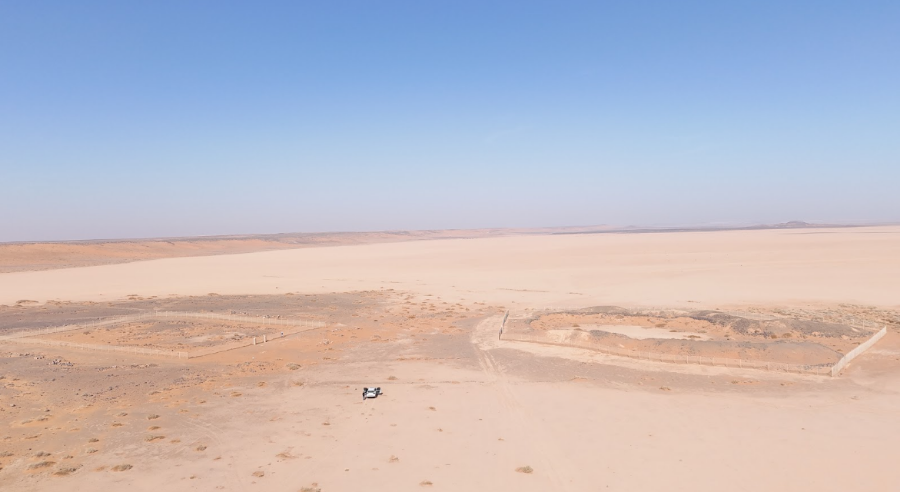 معالم موقع دوقرة، بقايا القصر والبركة