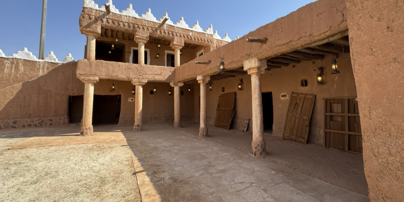 يتكون القصر من دورين