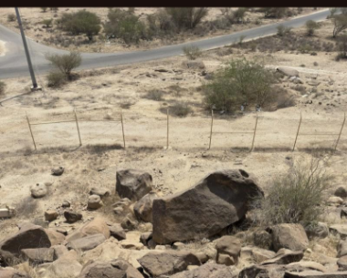 الطرق المعبدة المحيطة بالموقع