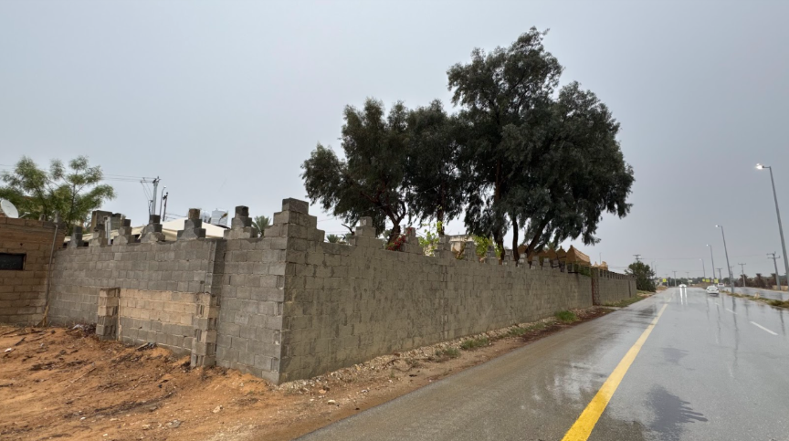 الطرق المعبدة المحيطة بالموقع