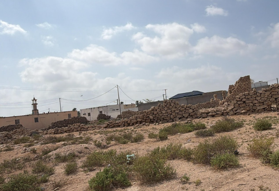 مسجد القرية ضمن المشهد العمراني المتدهور في قرية السقيد