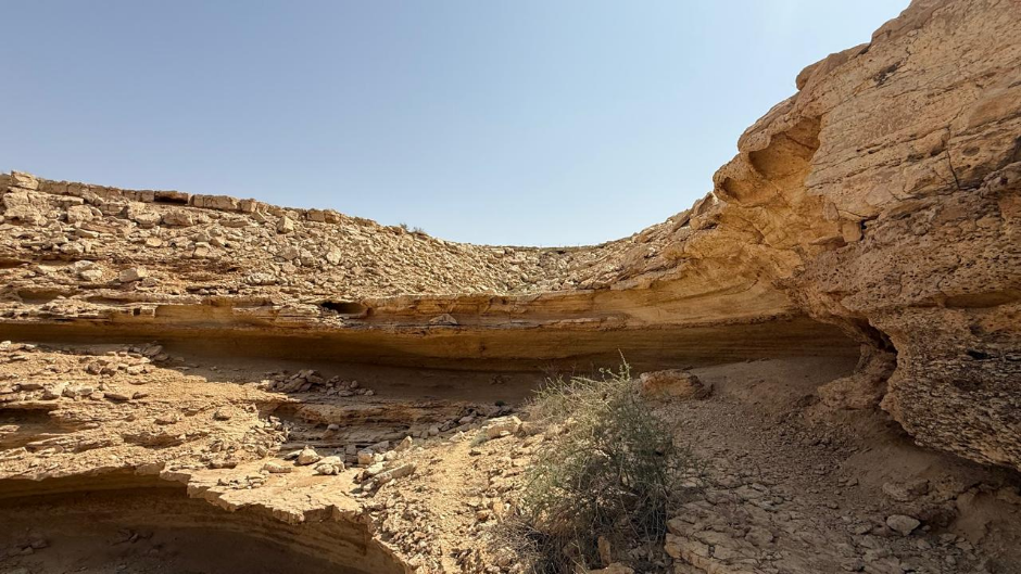 المكونات الصخرية الطبيعية لغار الإمام تركي بن عبدالله