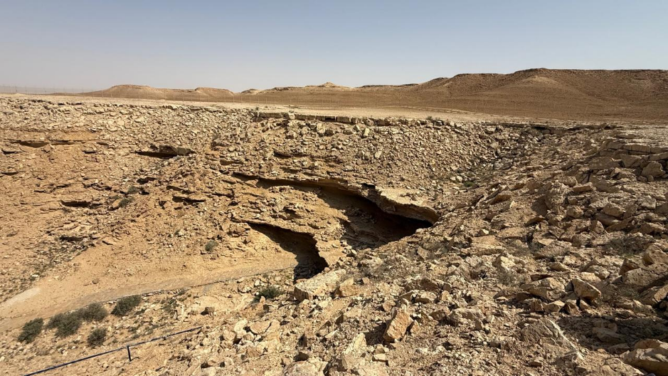 مشهد عام لموقع غار الامام تركي بن عبدالله