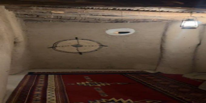 المضيف، وهي جلسات في جانب قهوة السويلم