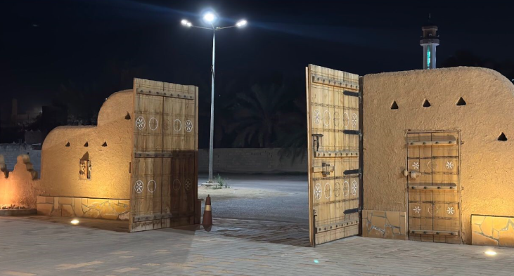 البوابة الرئيسية لمقصورة السويلم التي تُحاكي الفن المعماري التقليدي لمنطقة القصيم