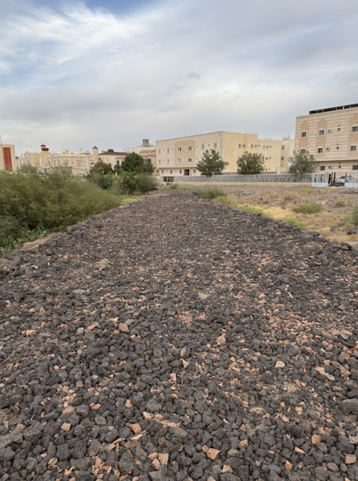 الحجارة البركانية الصغيرة المنتشرة على سطح السد