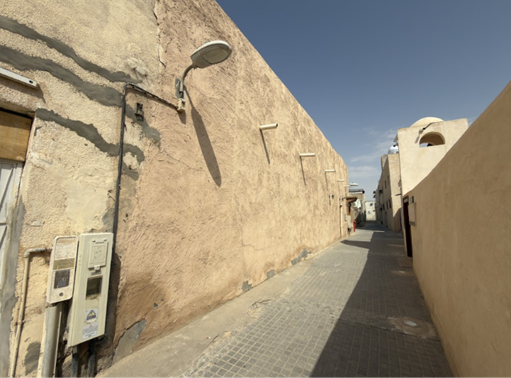 الطرق المعبدة المحيطة بالموقع