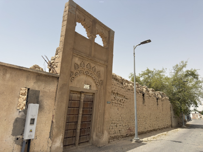 ميلان البوابة الرئيسية للموقع نحو الشارع