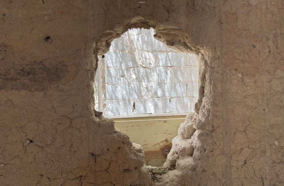 فجوة في أحد جدران الموقع