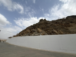 الجدار الحجري المحيط بالموقع