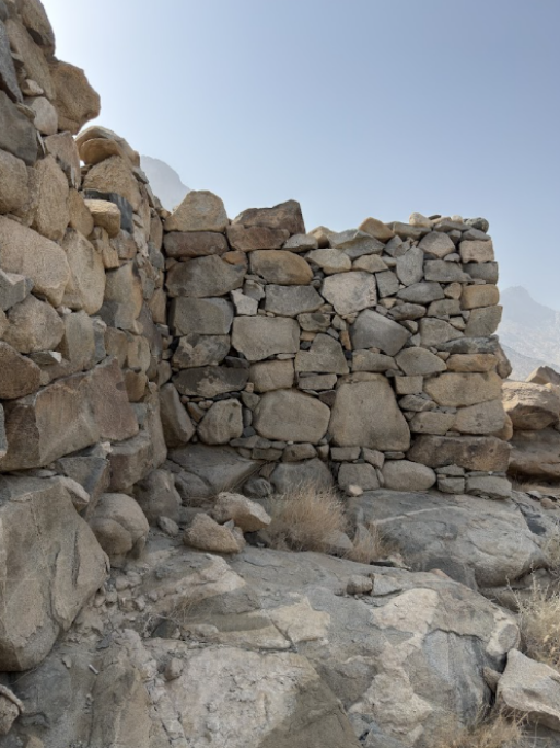 بقايا الجدران