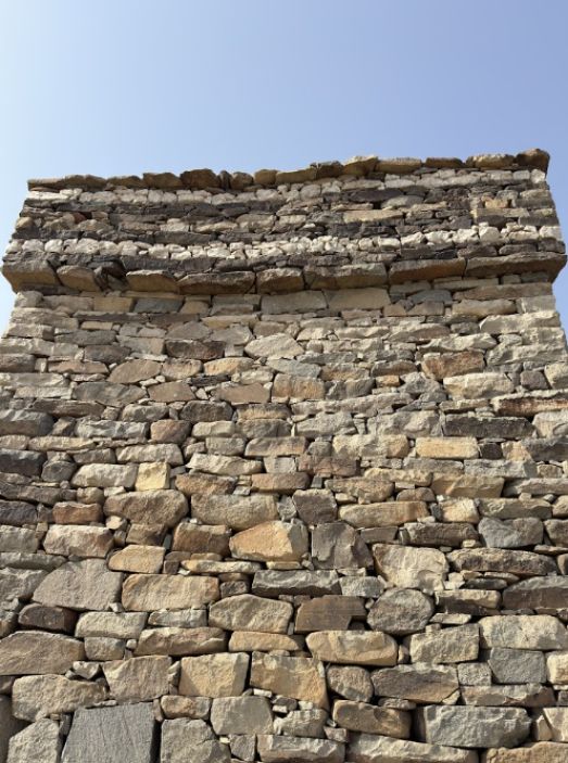 رص الحجارة بشكل هندسي