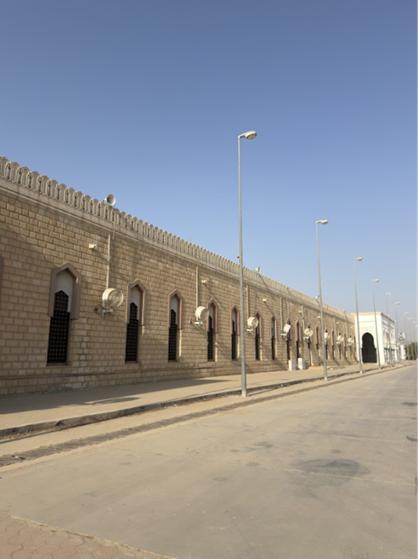 الطرق المعبدة المحيطة بالموقع