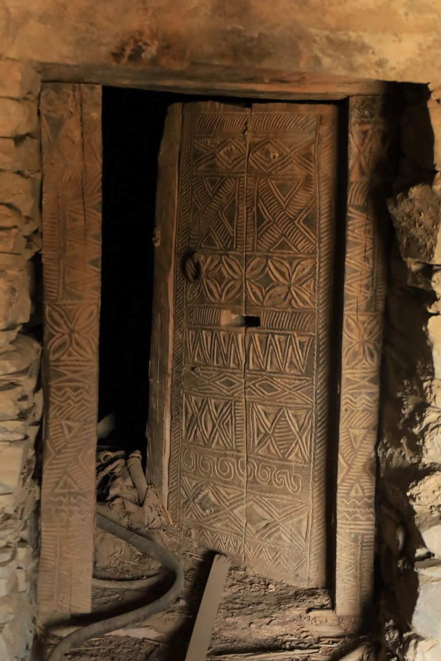 بعض الزخارف من داخل القصر
