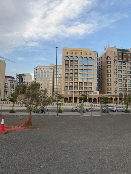 الطرق المعبدة المحيطة بالموقع