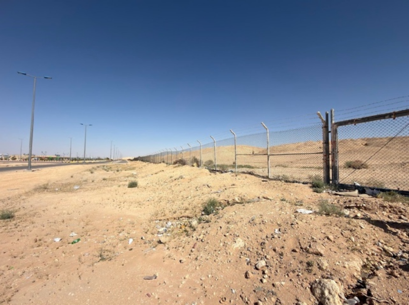 السياج المحيط بالمدافن