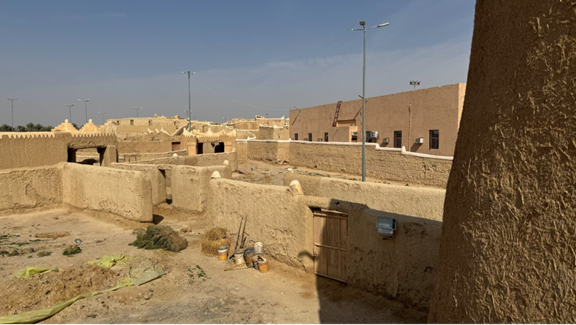 آثار أعمال الترميم واستخدام مواد ترميمه مطابقة في بعض مباني قرية المذنب التراثية