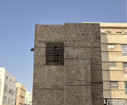 النافذة الثانية المكونة من المشابك الخشبية