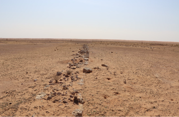 بقايا حجرية في موقع القُنَعَة (قُنَعَة خفّاف)