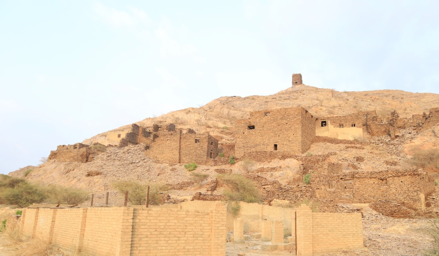 تقع بلدة ناخس على حافة جبل