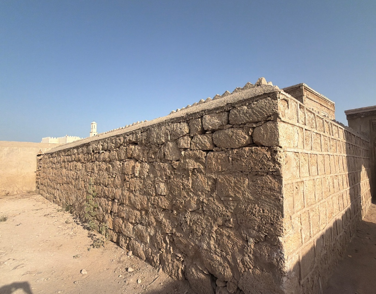 السور الحجري المحيط بالموقع