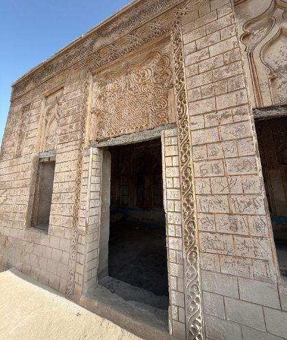الباب الرئيسي للمجلس وتعلوه زخارف غائرة