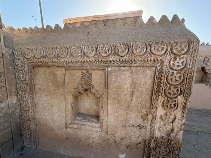 اتساخ وتلف لوني بسبب تراكم الأتربة على الزخارف الجصية وتبلور الأملاح