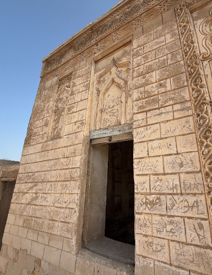 إحدى النوافذ المطلة على الفناء الخارجي وتعلوها زخارف متنوعة