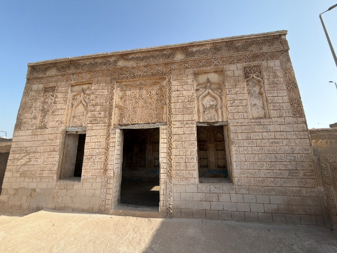 المجلس البارز في الجهة الجنوبية من الفناء