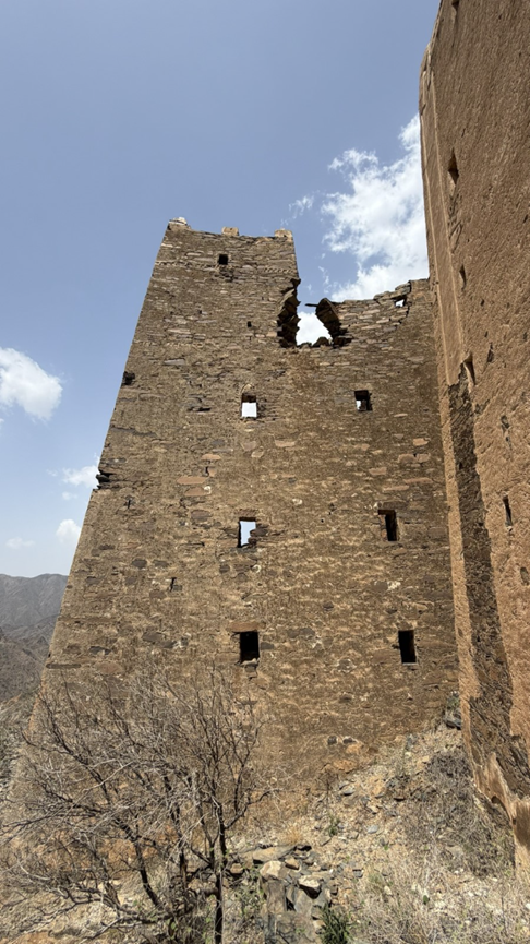 فجوات في أعلى البناء